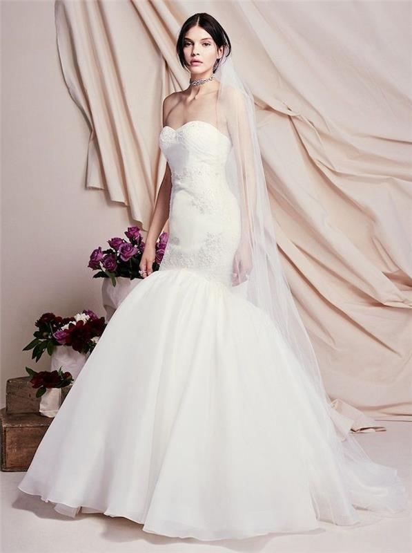 undinės vestuvinės suknelės modelis su platėjančiu dugnu ir baltu haitiu su mažomis dekoracijomis ir ilgais baltais šydais