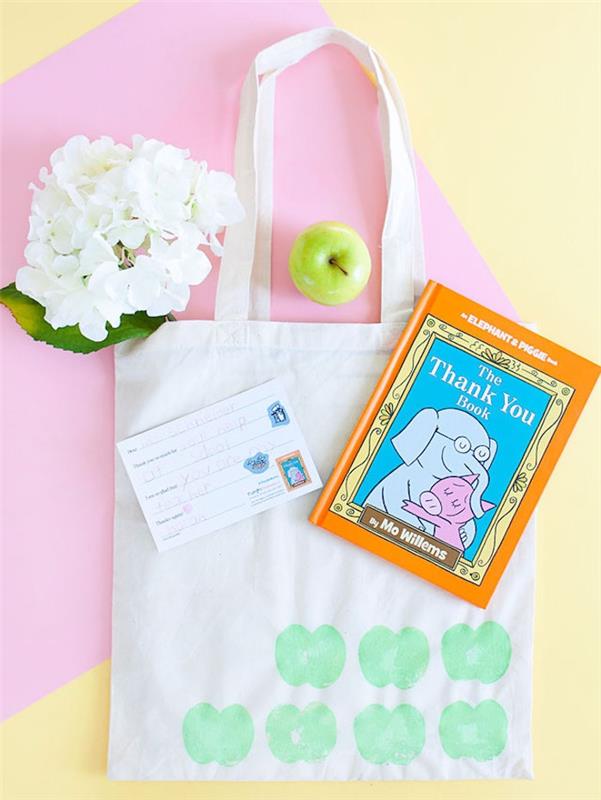 žalio obuolio rašto audinio maišelis su mokytojo knyga, obuolys ir balta gėlė, mokyklos centro dovana