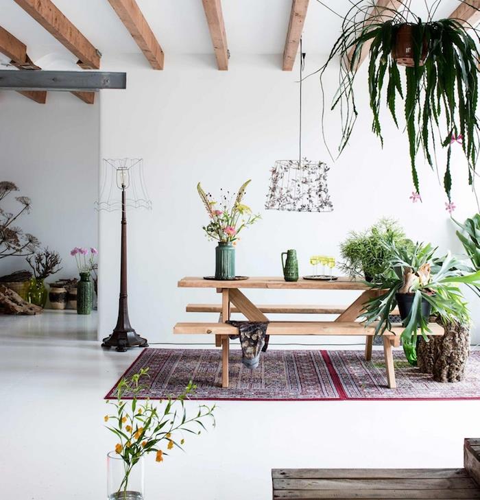 jedilnica deco decoon, lesena klop in miza, izpostavljeni tramovi, originalna preproga, zelene rastline in cvetje
