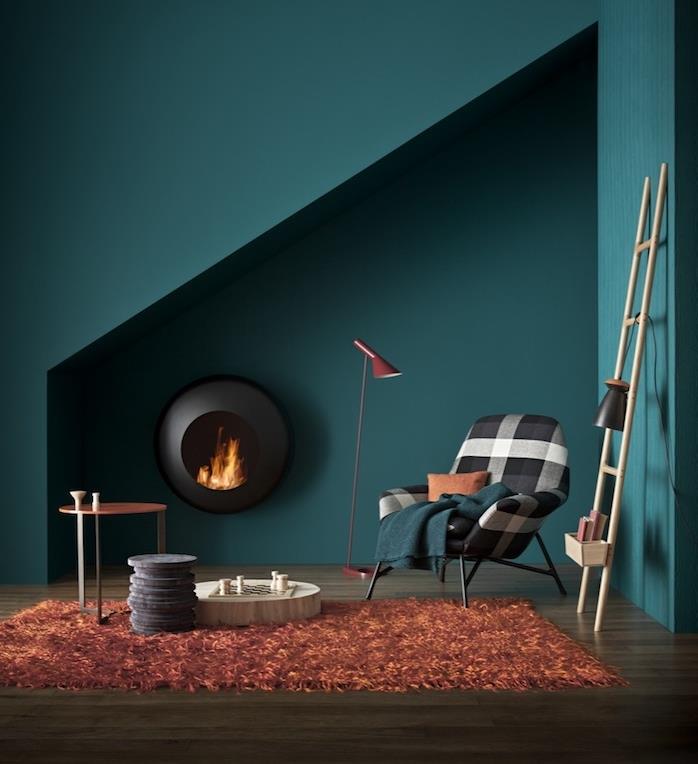 maža benzino mėlyna svetainė, pasirinkta kaip dažų spalva, juodas dizainerio židinys, raudonai rudas kilimas, juodai balta kėdė, medinės kopėčios, rudas parketas