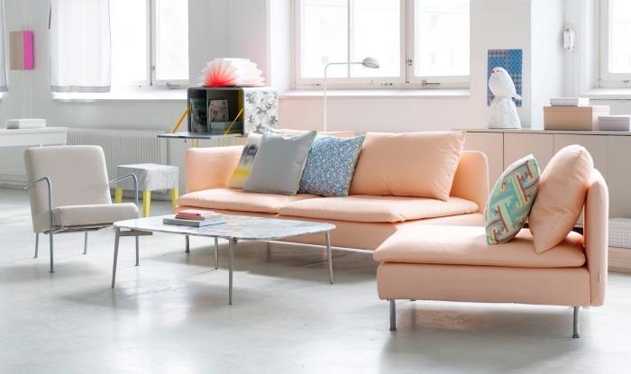 pastel İskandinav mobilyaları, somon kanepe, gri koltuk, beyaz zemin ve beyaz duvarlar, sehpa, geniş oturma odası