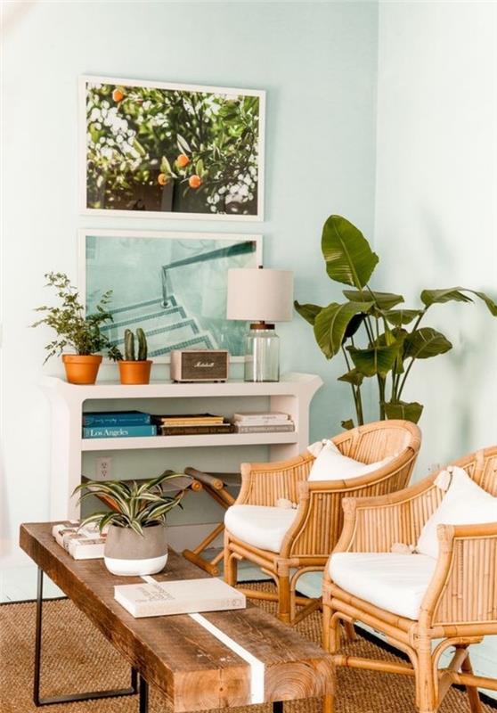 vandens žalia svetainės idėja, medinis lentinis kavos staliukas ir metalinės kojelės, medinės kėdės su baltomis kėdžių pagalvėlėmis, balta lentyna, dekoratyviniai rėmai, šviežios nuotraukos
