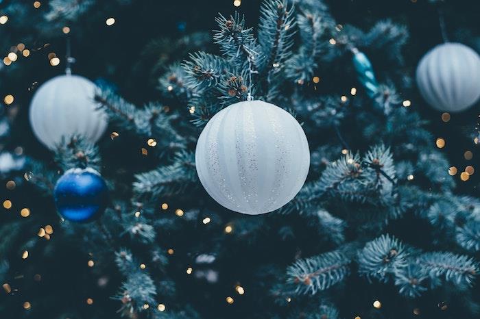 nemokami kalėdiniai tapetai, balti ir mėlyni kalėdiniai rutuliai ant eglutės, papuošti šviesiomis girliandomis