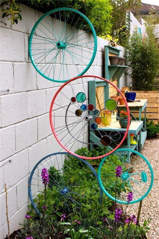 bisiklet tekerlekleri ile dekoratif bahçe bölücü fikri