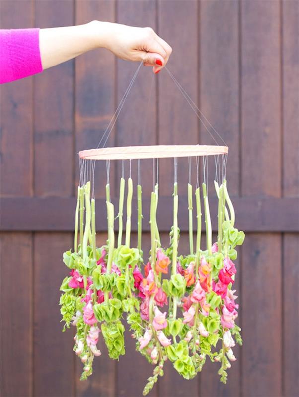 poročno vzmetenje, cvetlični mobilni, leseni obroč s cvetjem, ki visi na vrvicah, preprosta poročna ideja, narejena z lastnimi rokami