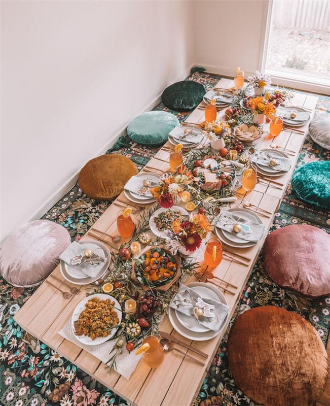 bohem şık masa dekorasyonu, kendin yap yılbaşı sofra dekorasyonu, ahşap masa, okaliptüs dalları, kış meyveleri ve aromalı mumlar