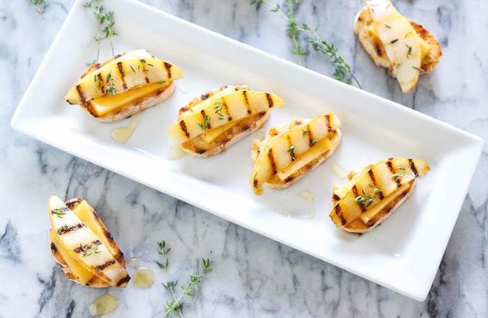 receptas bruschetta faicle, crostini batono skrebučiai su gouda sūriu, kepta kriauše, čiobreliais ir medumi