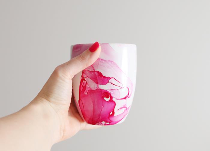 lengvai pagaminama rankų darbo dovana, personalizuotas marmurinio efekto puodelis su rožiniais ir raudonais nagais