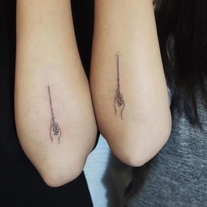 tatuiruotė moteris, simbolinis dizainas ant odos, tatuiruotė maža ranka ir stebuklinga lazdelė