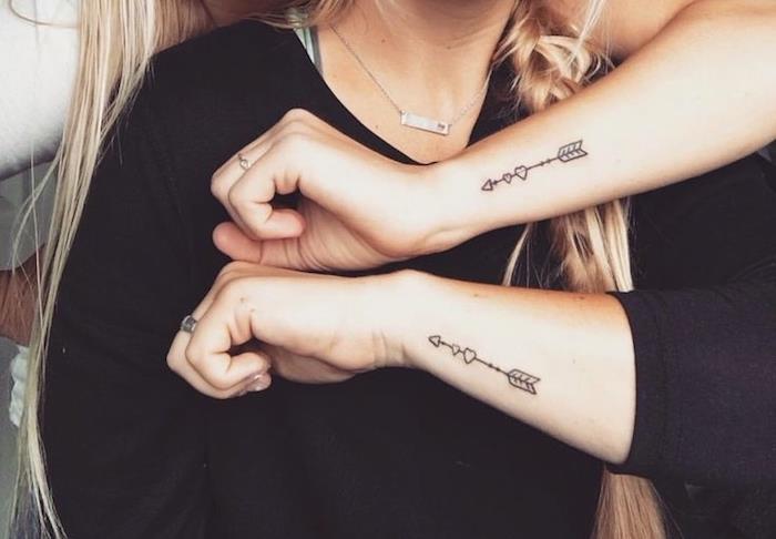 tatuiruotė moteris, piešimas ant rankų su rodyklėmis ir širdžių dizainas, tatuiruotė merginoms