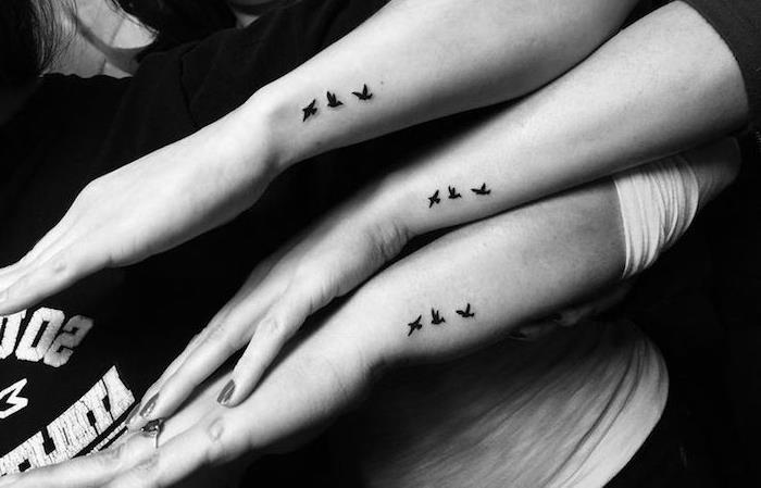 moters draugystės tatuiruotė, maži piešiniai ant rankų, tatuiruotė su minimalistiniais skraidančiais paukščiais