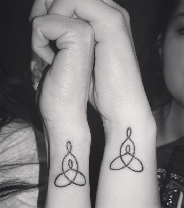 bendra geriausio draugo tatuiruotė, simbolinis rašalo piešinys ant rankų, baltos ir juodos merginų draugystė