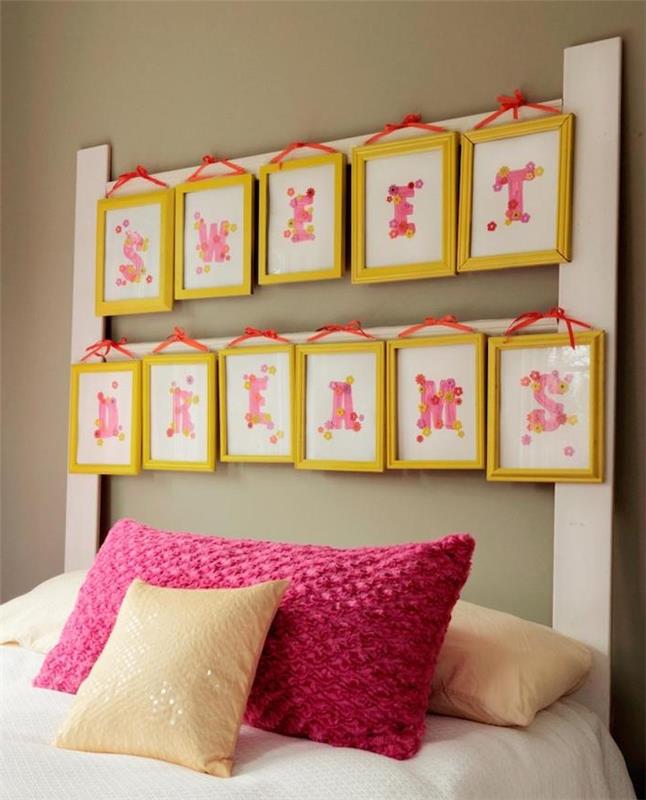 primer vzglavja, ki ga naredi sam, rumeni okvirji z rožnatimi črkami, belo posteljnino, bež in škrlatne blazine