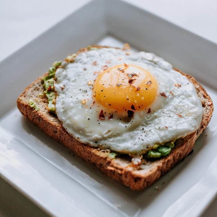 ketogeninių pusryčių idėja, skrebučiai su avokadu ir kiaušiniu, sveiki receptai, kuriuose gausu lipidų
