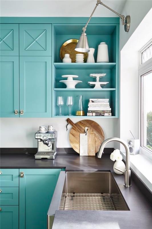 pastelinis vanduo žalias virtuvės priekis, balti indai ir pilka anglies spalvos stalviršis, elegantiškas modernus virtuvės dekoras