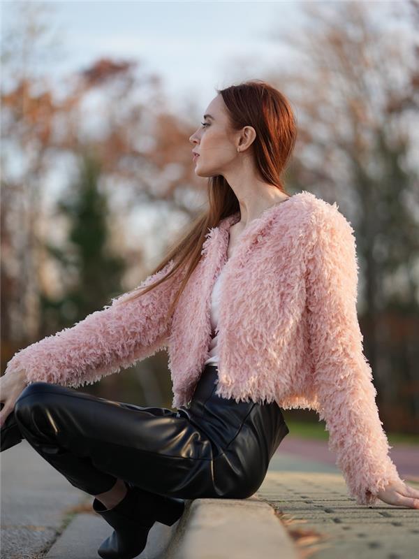 pastel pembe suni kürk ceket ve siyah deri pantolon fikri