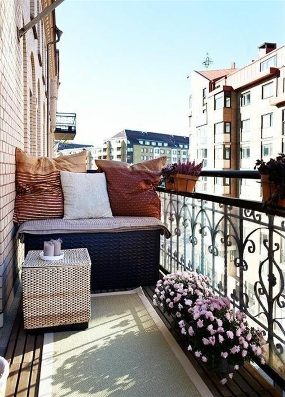balkonas-idėjos-kaip pražydinti savo balkoną-mūsų-idėjos-nuotraukose-violetinės gėlės