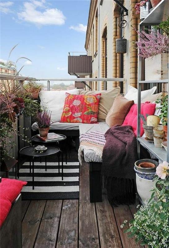 balkonas-deko-idėja-kaip pražydinti savo balkono grindis-tamsiomis medinėmis grindimis