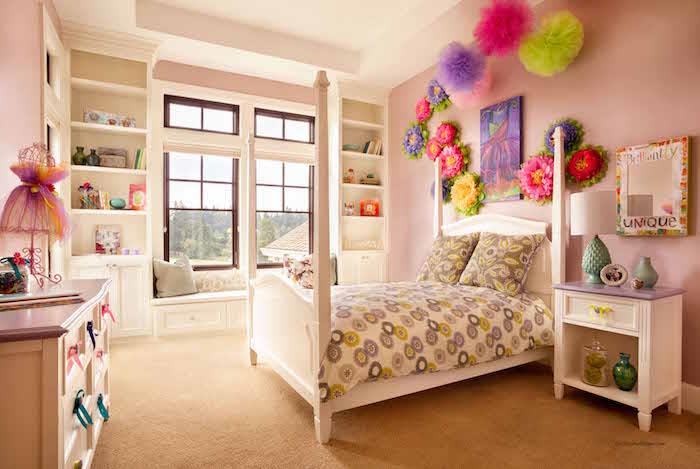 pembe duvar ve çiçekler ve fırfırlar dekorasyon ile küçük kız çocuk yatak odası mobilyaları