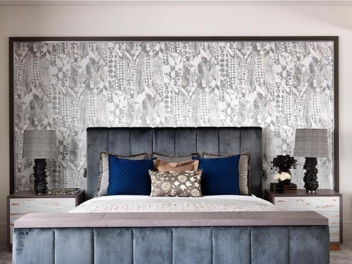 Başlık duvar kağıdı gibi dekoratif bir duvar paneliyle vurgulanan modaya uygun kadife yataklı şık bir yatak odası
