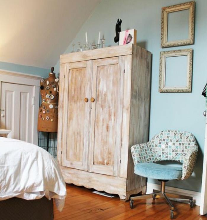 ideja za okras vintage spalnice, preperela garderoba, modra stena, stol v modri, sivi in ​​beli barvi, rjava lesena tla, postelja, okrasite steno z dvema okvirjema