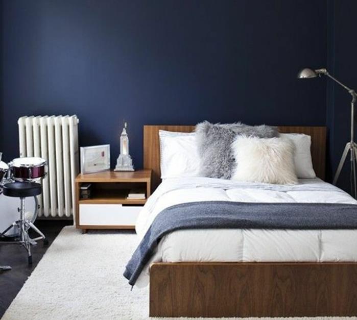 deco-spalnica-odrasla-modra-stena-indigo-lesena-preproga-bela-preproga-in-beli-poudarki-na-postelji