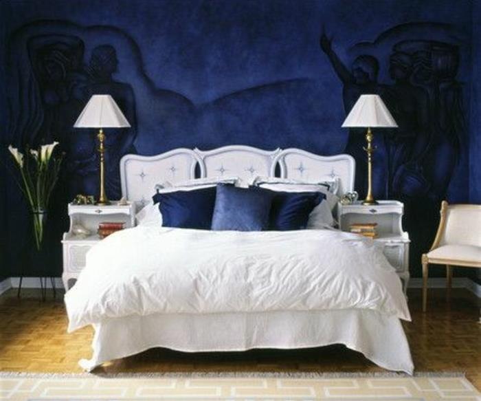 dekor za spalnico za odrasle-modra-poslikava-in-indigo-blazine-risba-črne-silhuete-bela-posteljna-pohištvo-in-bela-hišna linija