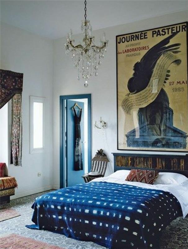 ideja-spalnica-odrasla-ideja-modra-maroški-stena-deco-reklamni-plakat-orientalska-preproga-odeja-postelja-modro-indigo