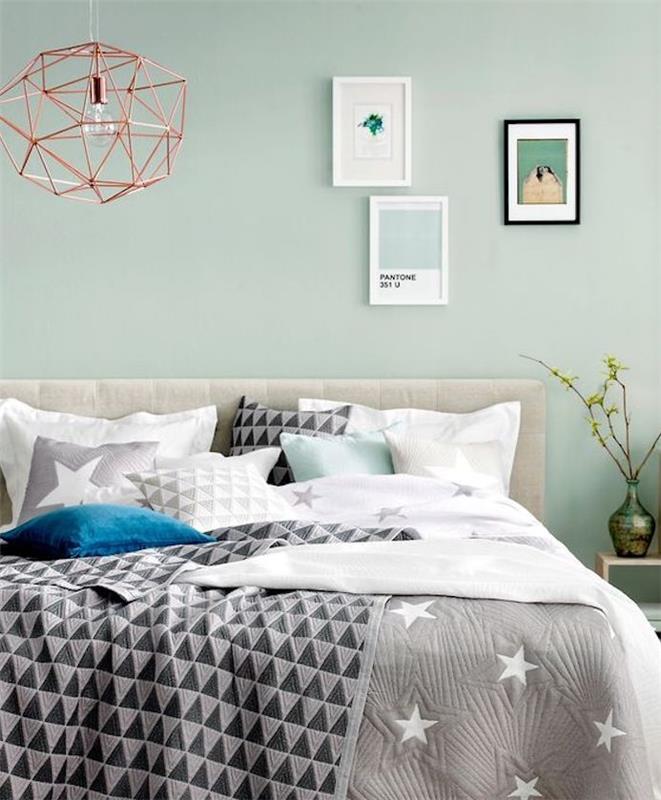 mint zelena glavna spalnica dekor, viseča svetilka iz bakra, črna, bela in siva posteljnina, originalni okvirji stenski dekor