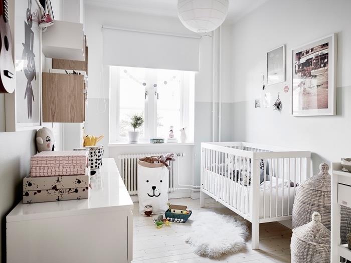 Çocuk odasında İskandinav tarzı dekor, beyaz bebek yatağı, hafif parke, İskandinav ahşap mobilyalar, çantalar, oyuncak saklama sepetleri