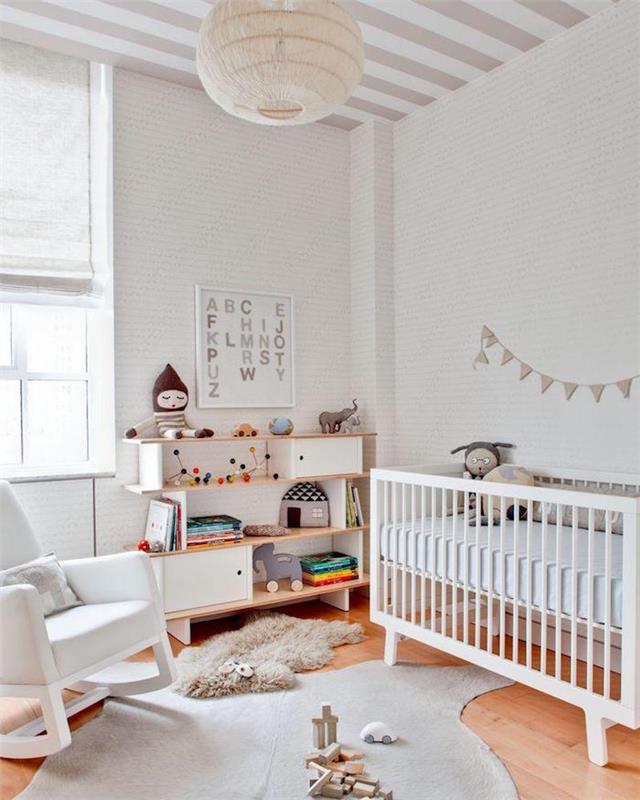 baltos spalvos keičiamo dydžio kūdikio lovos idėja su reguliuojamu aukščiu šiaurietiškai ryškiai baltame miegamajame