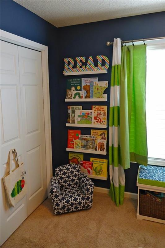 reseda yeşil ve beyaz ve büyük beyaz kapı yatay çizgili perdeler ile ördek mavisi çocuk odası dekoru