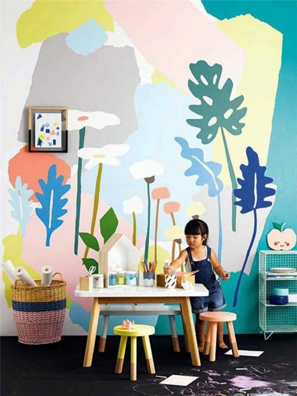 mavinin tüm tonlarında yaprak desenleri ile süslenmiş büyük bir duvar ile kız bebek yatak odası dekorasyon fikirleri