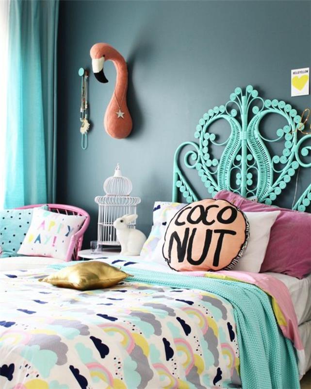 Ördek mavisi duvarlı kız yatak odası dekor fikri ve yatakta ördek yeşili yuvarlak ve dikdörtgen minderler içinde boho şık yatak