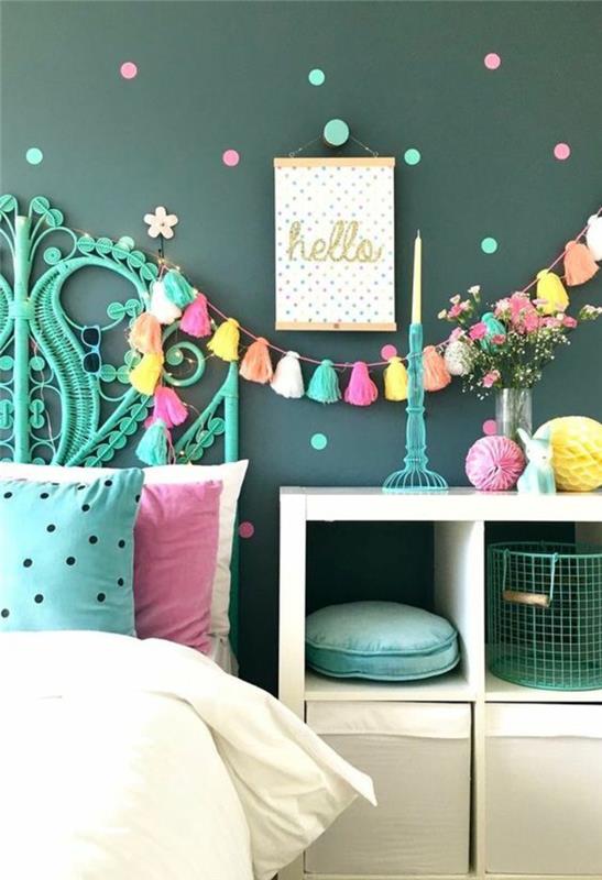 deniz mavisi kız yatak odası dekorasyon fikirleri bu renkte duvarlar ve ördek yeşili arkası boho şık yatak ve yatağın üstünde renkli ponponlar