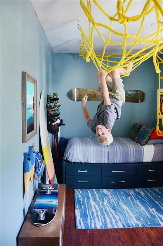 erkek çocuk odası dekor fikirleri tırmanma ve oyun için sarı kurulumlu çocuk odası dekoru