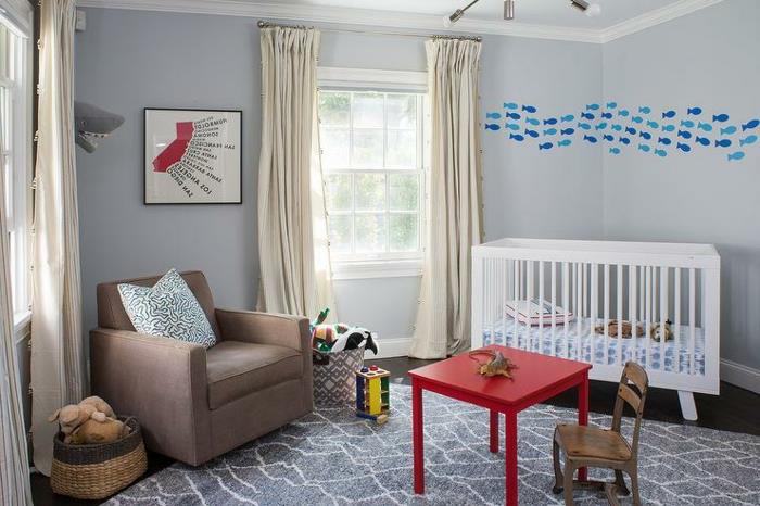 otroška soba v sivi barvi, taupe naslanjač, ​​rdeča mizica in otroški stol, geometrijska preproga, siva barva otroške sobe