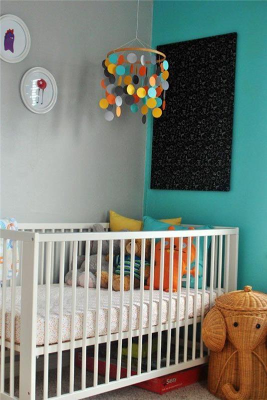 ördek mavisi bebek odası sadece beyaz duvarları ve yuvarlak dekoratif resimleri olan boyalı bir duvar fil sepeti ile renkli köşe