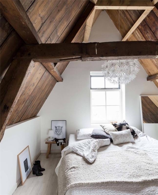 İskandinav ruhu dekoru, tavan arası yatak odası dekoru fikri, çerçeve, açık kirişler, beyaz nevresimler, beyaz ve mavi minderler, orijinal sarkıt lamba, hafif parke