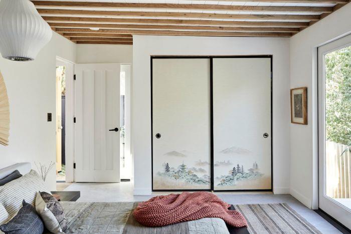 japon tarzı yatak odası dekor fikirleri gri çarşaf çizgili halı sürgülü kapılar japon peyzaj gardırop ahşap kirişler
