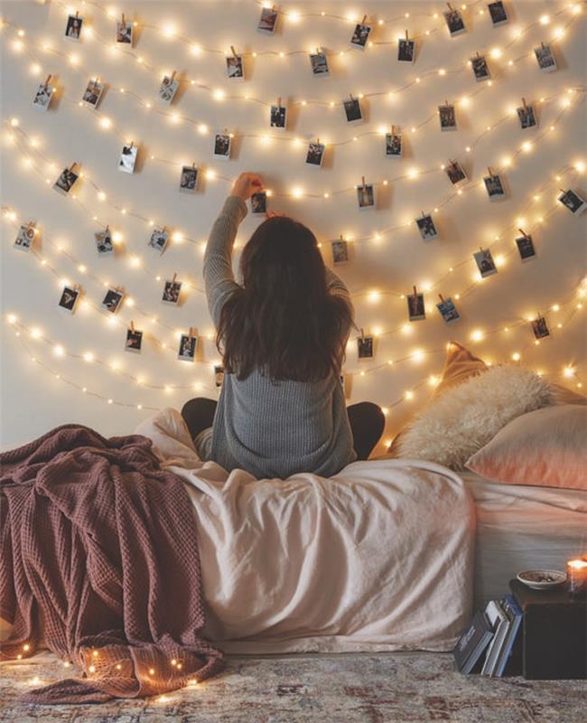 ideja za dekoriranje spalnice v kokonu, siva, roza in bordo posteljnina, lahka girlanda z visečimi instagram fotografijami, vintage orientalska preproga