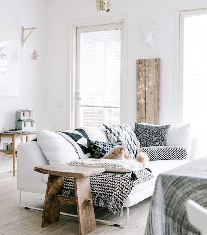 oturma odası düzeni, ahşap mobilyalar, beyaz kanepe, saçaklı beyaz ve siyah ekose