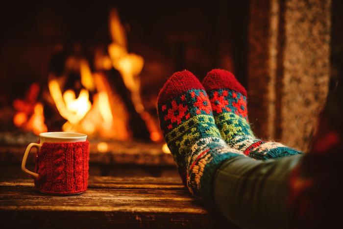 žiemos kokono deko idėja, romantiškas židinys, žalios ir raudonos kojinės, cadé puodelis, medinis dekoras, žiemos higge stilius