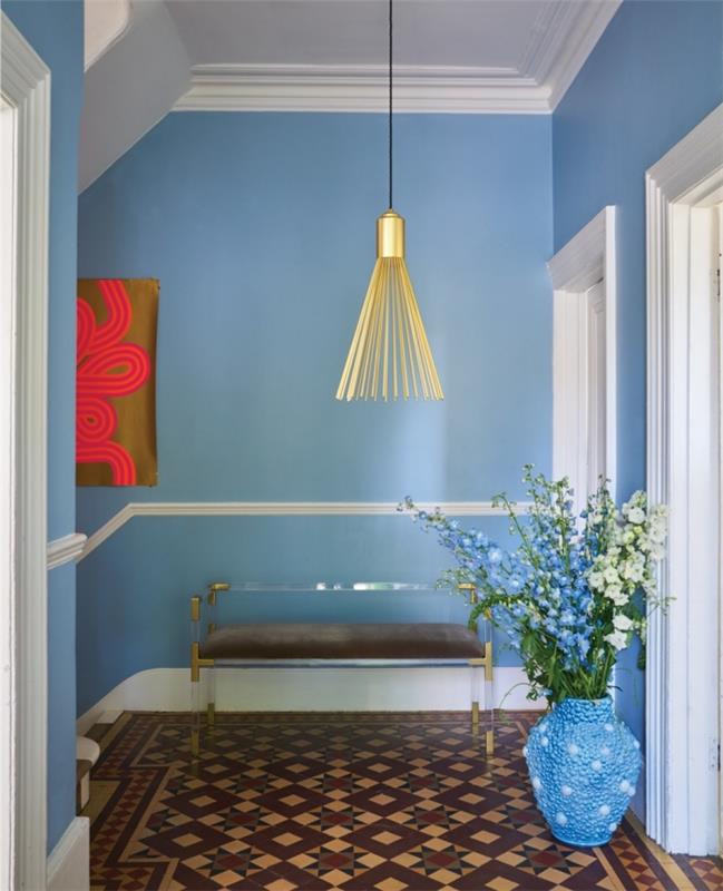 Hodnik Ideje Deco s stenami, pobarvanimi v svetlo svetlo modri barvi, poudarjenimi z zlatimi poudarki in keramičnimi ploščicami v zemeljskih tonih