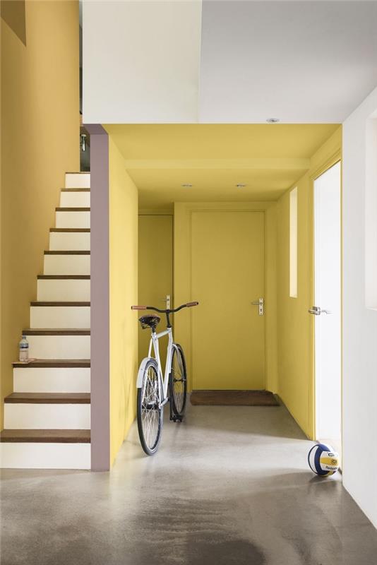 svetleča vhodna dvorana in stopnišče, pobarvano v oker odtenek rumene barve, ustvarja občutek topline, koridorne barve sipine Sahare, ki jih dulux valentine
