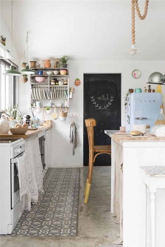 cementne ploščice, belo pobarvano leseno kuhinjsko skladišče, bela kuhinja z lesenim pohištvom