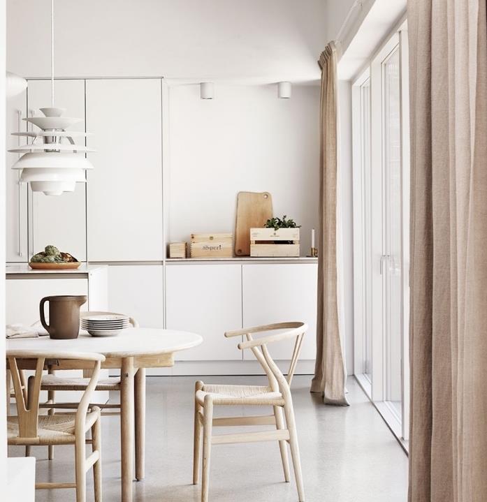 perdelerde keten renkli mutfak, beyaz mutfak önü, beyaz ahşap masa ve sandalyeler, açık gri zemin kaplaması