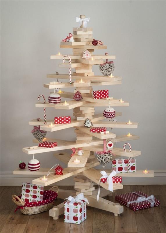 Orijinal bir raf rolü oynayan çapraz ahşap kilitlerle yapılmış DIY ahşap Noel ağacı