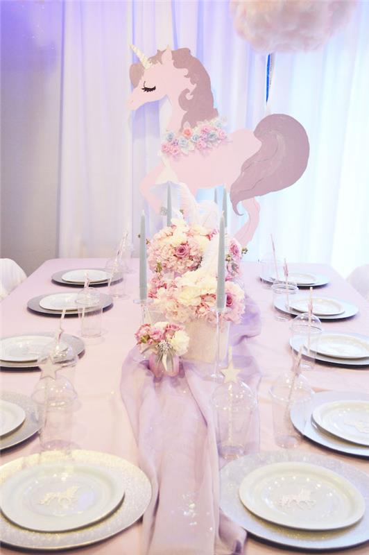 prefinjena dekoracija mize za rojstni dan samoroga v sivkasto roza in lahkih materialih