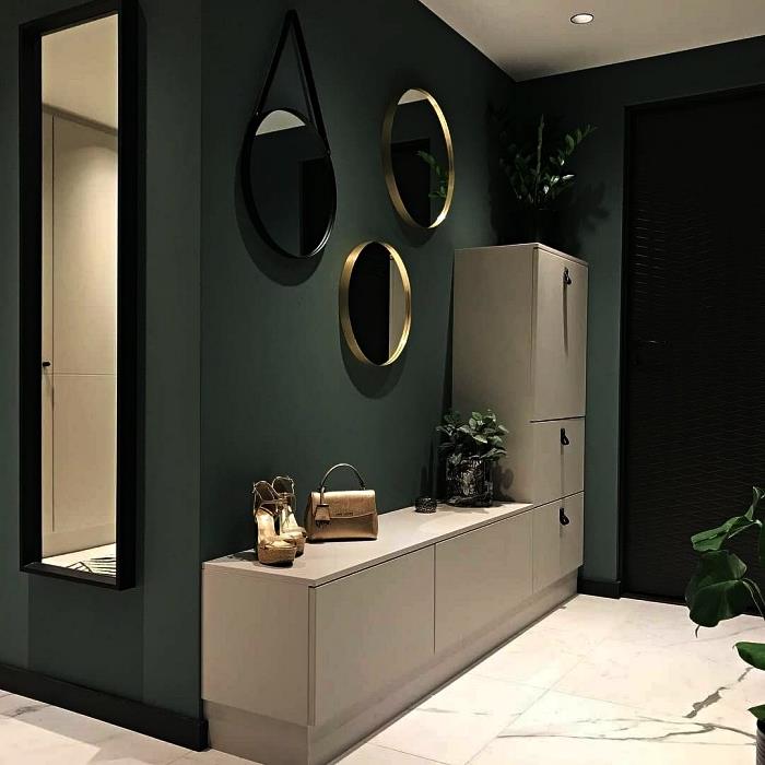 zelena postavitev hodnika z belo omaro za shranjevanje ikea in tremi okroglimi ogledali, ideja okrasiti hodnik z ogledali